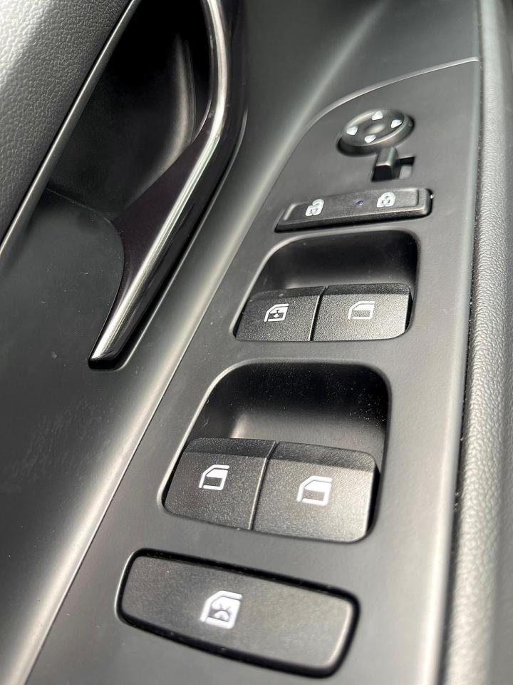 2023 Hyundai Elantra Luxury IVT Photo