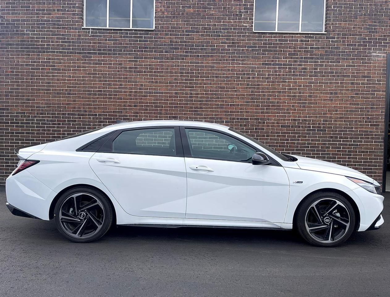 2023 Hyundai Elantra Luxury IVT Photo