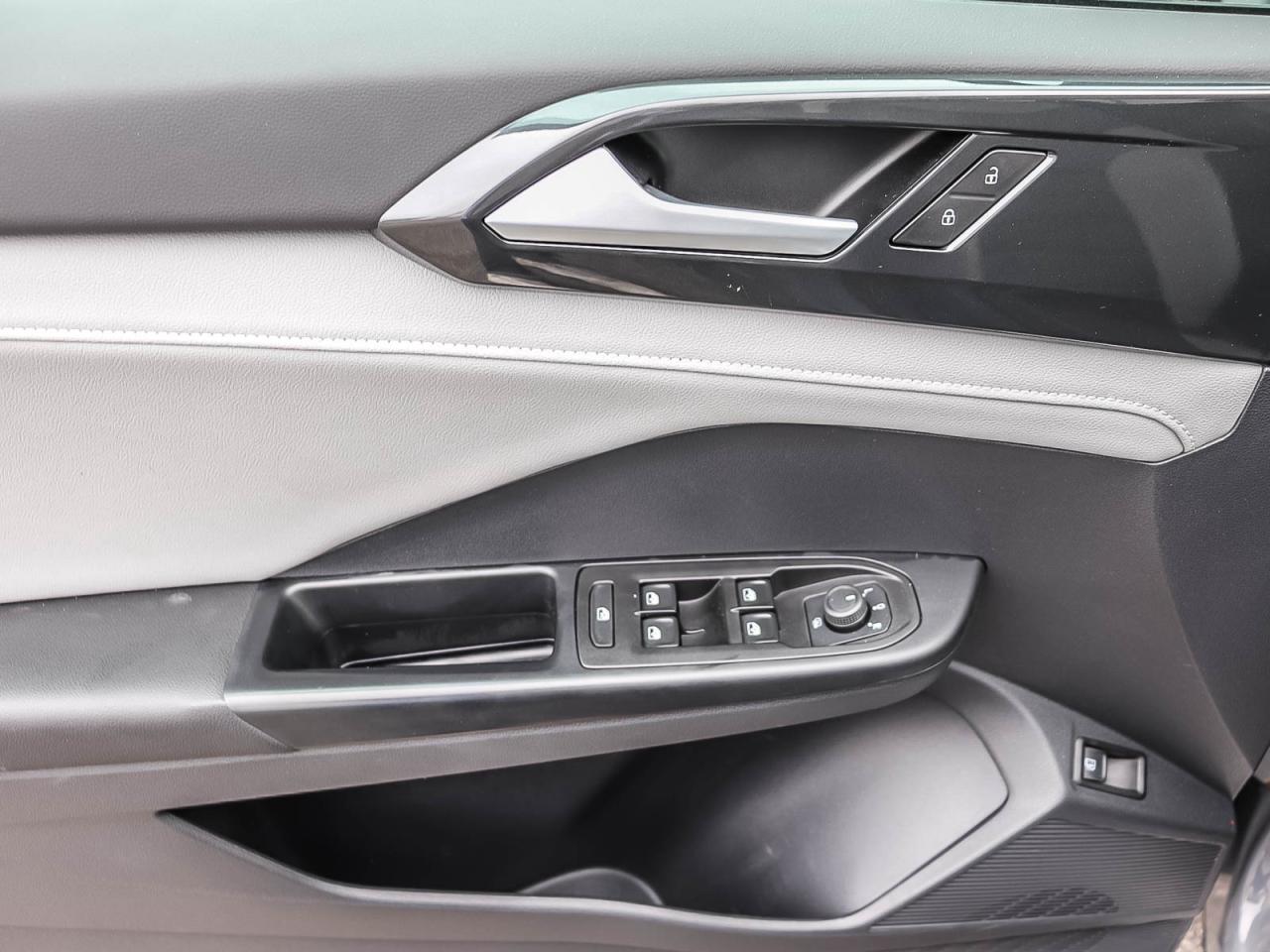 2022 Volkswagen Taos HIGHLINE   INCLUDES SNOW TIRES   LEATHER   SUNROOF Photo