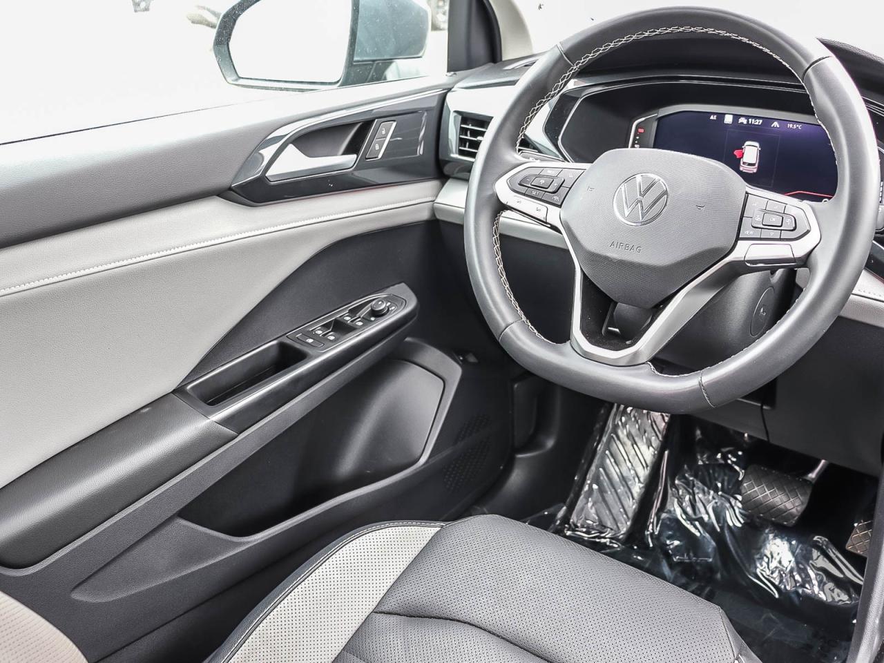 2022 Volkswagen Taos HIGHLINE   INCLUDES SNOW TIRES   LEATHER   SUNROOF Photo