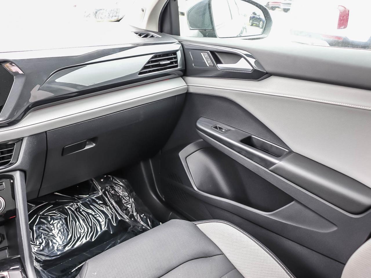 2022 Volkswagen Taos HIGHLINE   INCLUDES SNOW TIRES   LEATHER   SUNROOF Photo