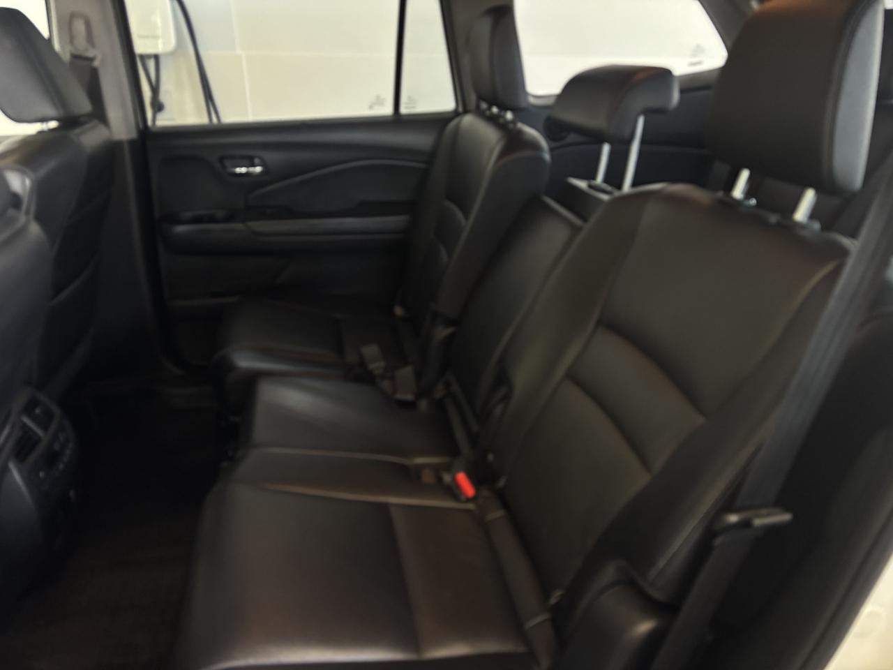 2019 Honda Pilot TOURING  8 PASSENGER   LOW KM   SUNROOF  NAVI  AWD Photo