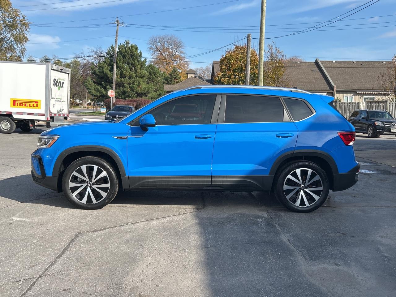 2022 Volkswagen Taos Highline NAVI/LEATHER/PANO ROOF  CALL 613-961-8848 Photo