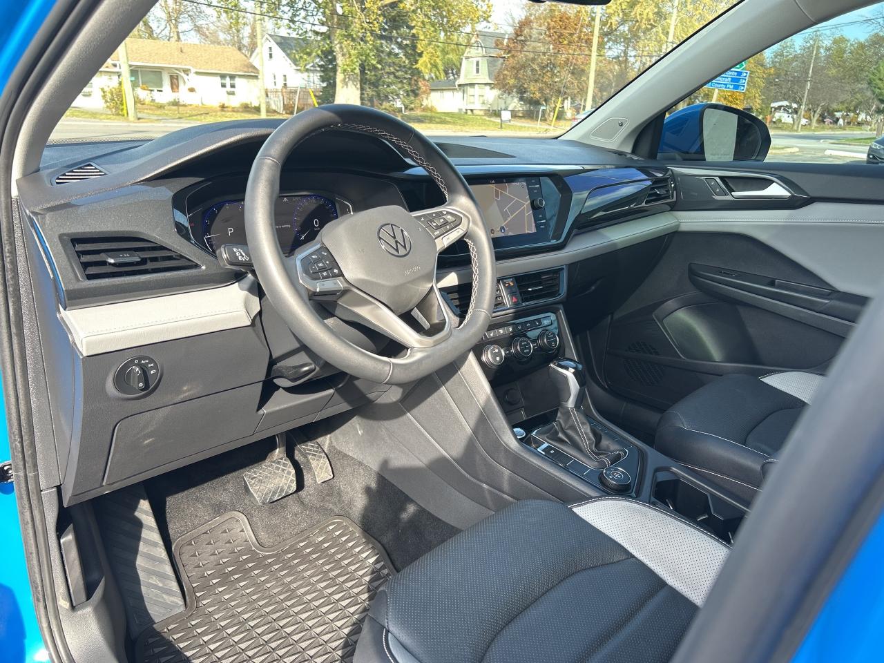 2022 Volkswagen Taos Highline NAVI/LEATHER/PANO ROOF  CALL 613-961-8848 Photo