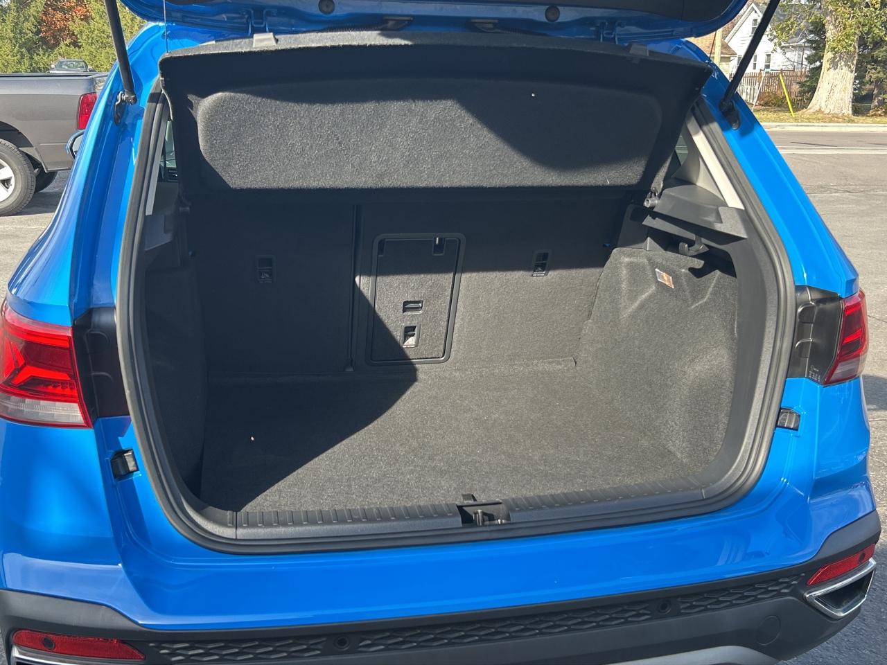 2022 Volkswagen Taos Highline NAVI/LEATHER/PANO ROOF  CALL 613-961-8848 Photo