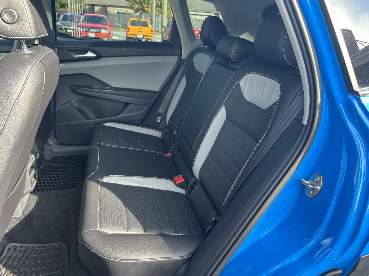 2022 Volkswagen Taos Highline NAVI/LEATHER/PANO ROOF  CALL 613-961-8848 Photo