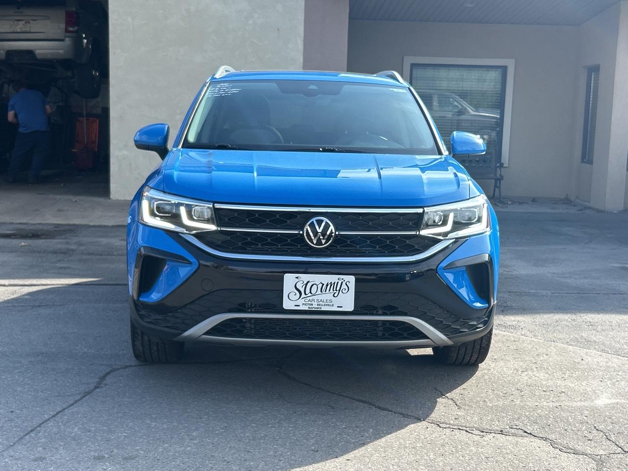 2022 Volkswagen Taos Highline NAVI/LEATHER/PANO ROOF  CALL 613-961-8848 Photo