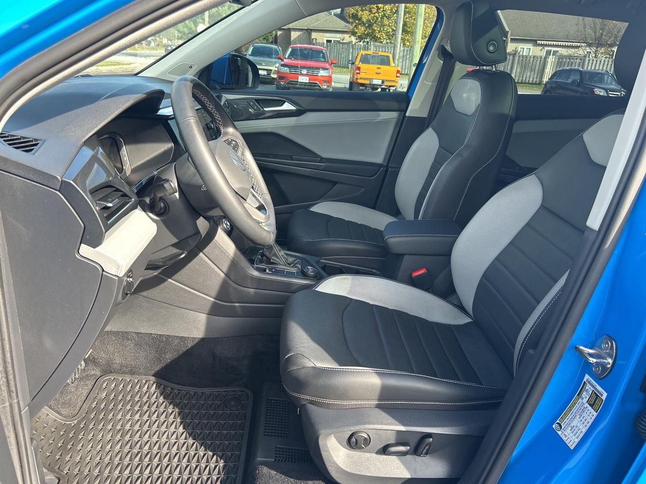 2022 Volkswagen Taos Highline NAVI/LEATHER/PANO ROOF  CALL 613-961-8848 Photo