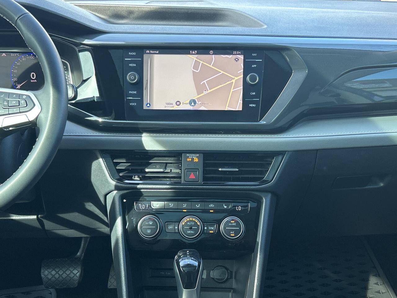 2022 Volkswagen Taos Highline NAVI/LEATHER/PANO ROOF  CALL 613-961-8848 Photo