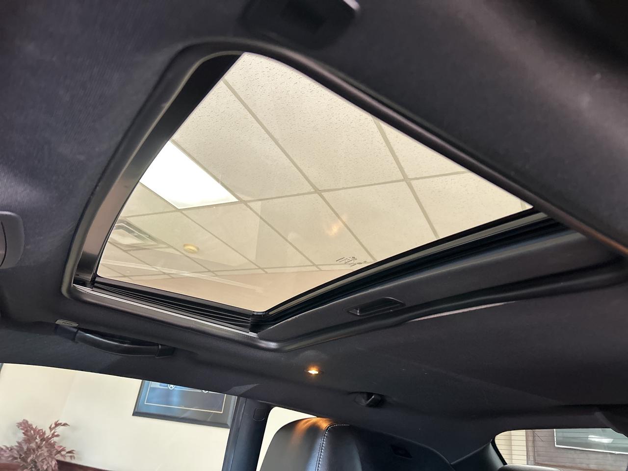 2021 Dodge Challenger R/T T/A 5.7L/ROOF/NAV CALL NAPANEE 613-354-2100 Photo