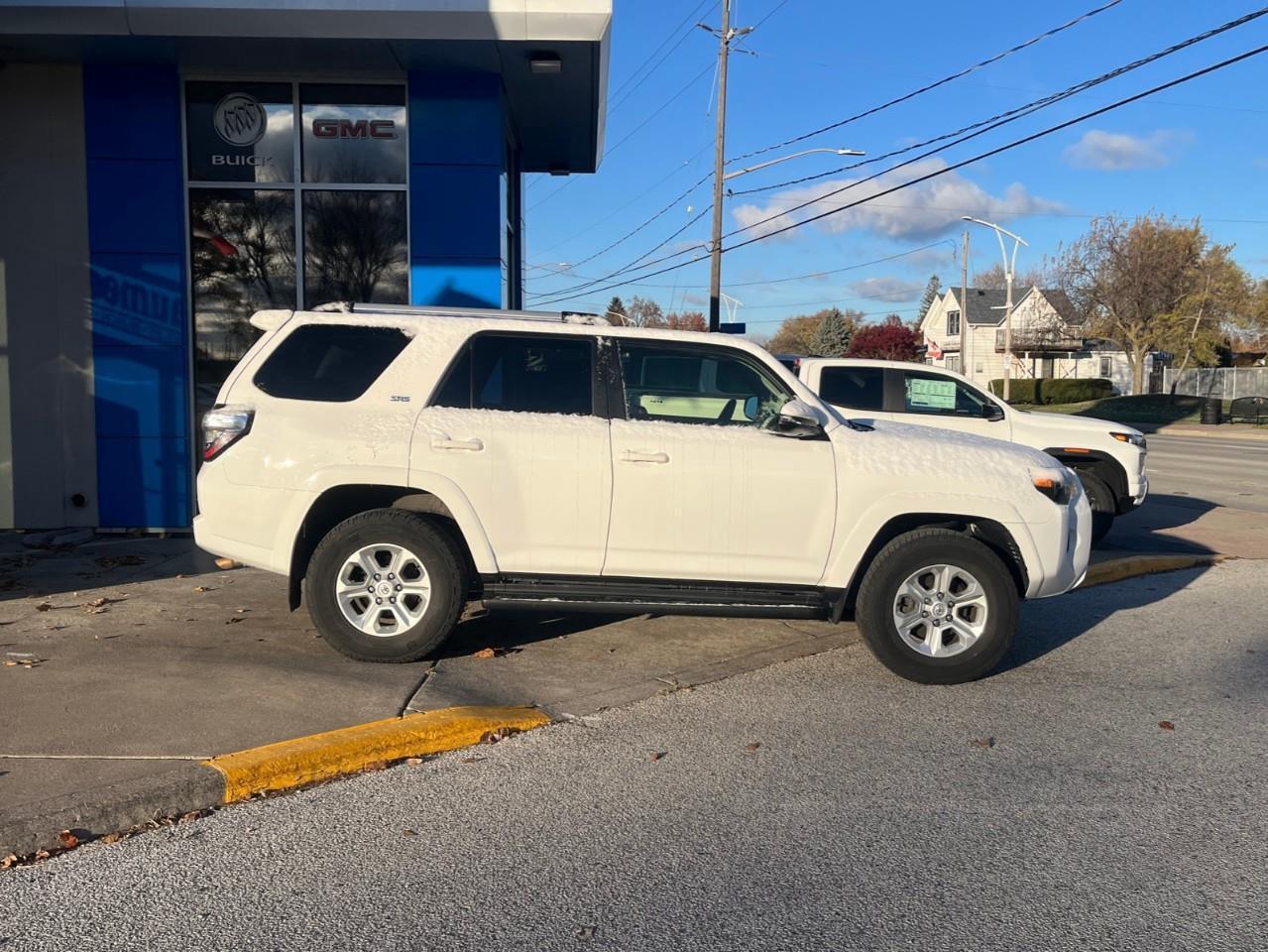 2024 Toyota 4Runner BASE SR5 7PASS LEATHER AND SUNROOF Photo