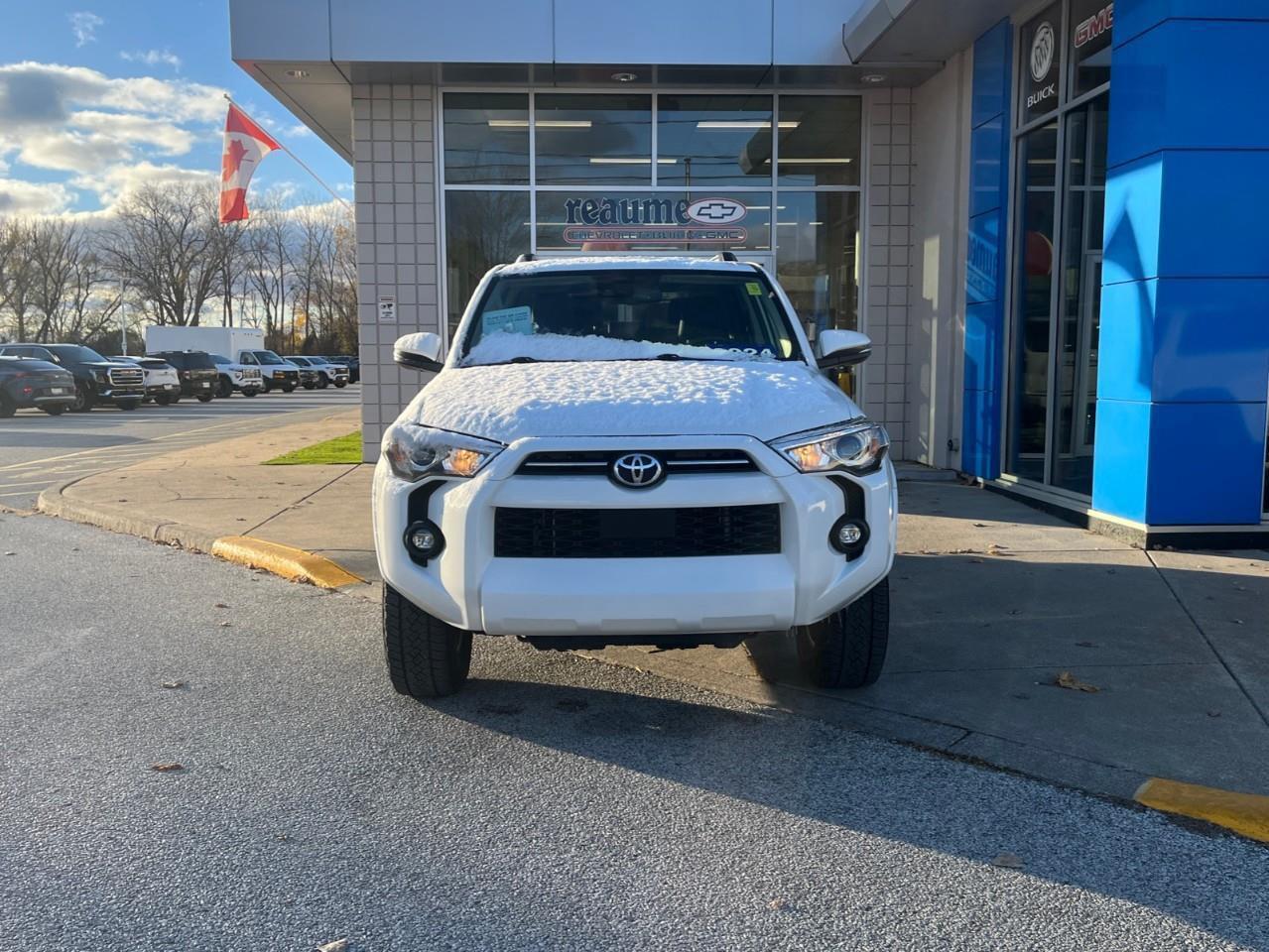 2024 Toyota 4Runner BASE SR5 7PASS LEATHER AND SUNROOF Photo