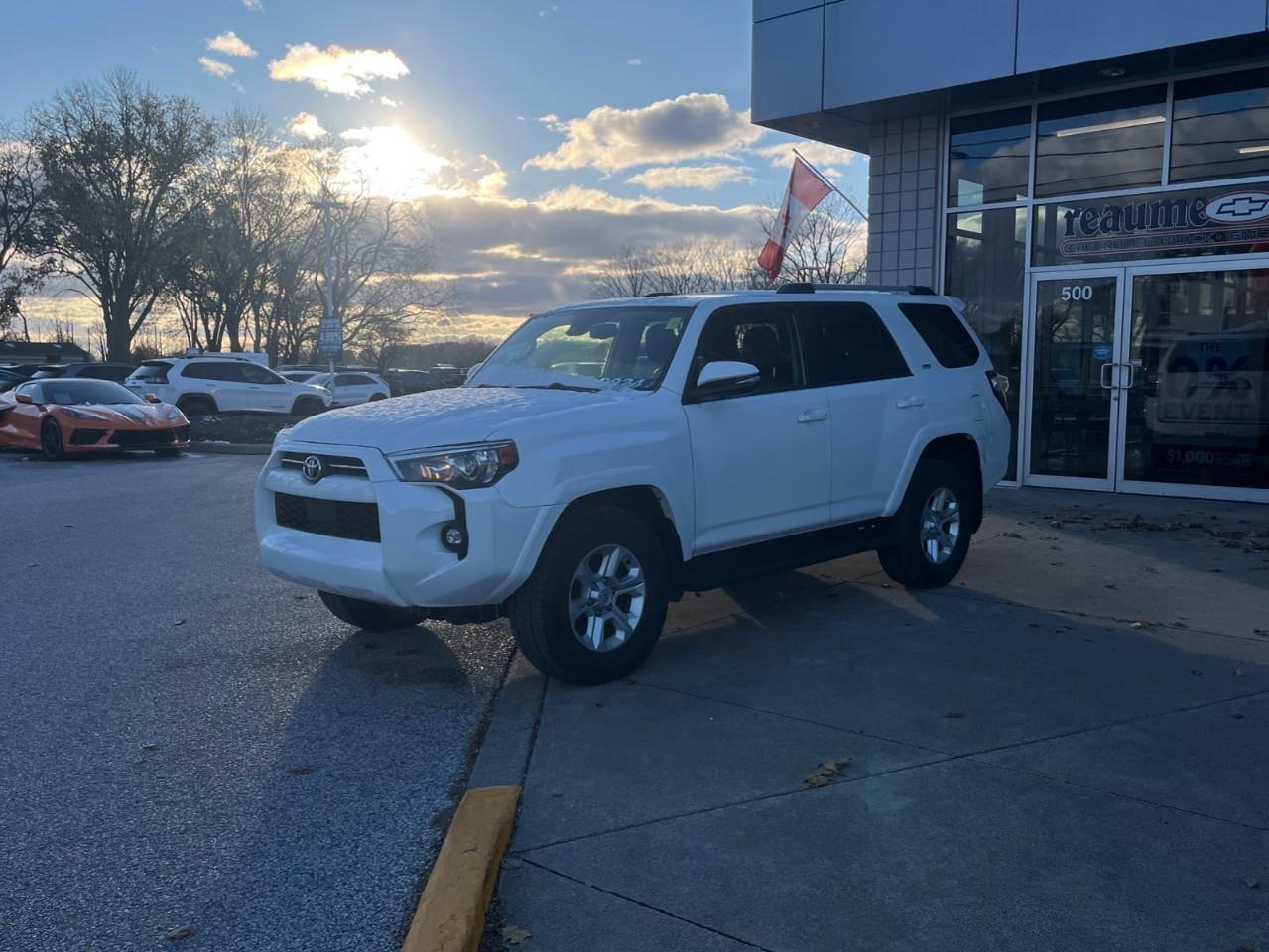 2024 Toyota 4Runner BASE SR5 7PASS LEATHER AND SUNROOF Photo0
