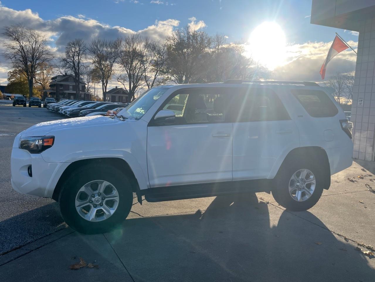 2024 Toyota 4Runner BASE SR5 7PASS LEATHER AND SUNROOF Photo