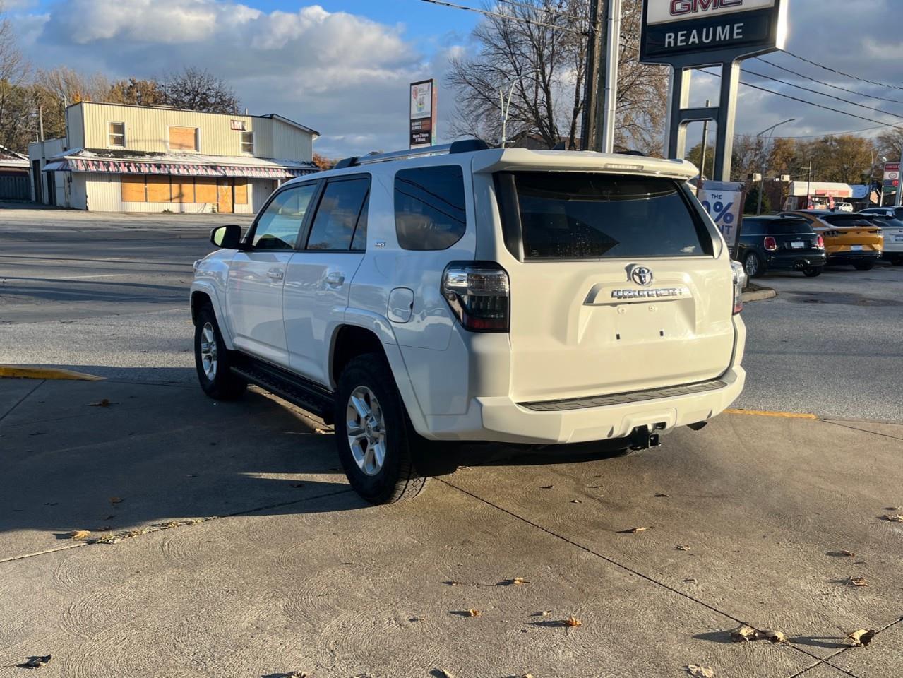 2024 Toyota 4Runner BASE SR5 7PASS LEATHER AND SUNROOF Photo