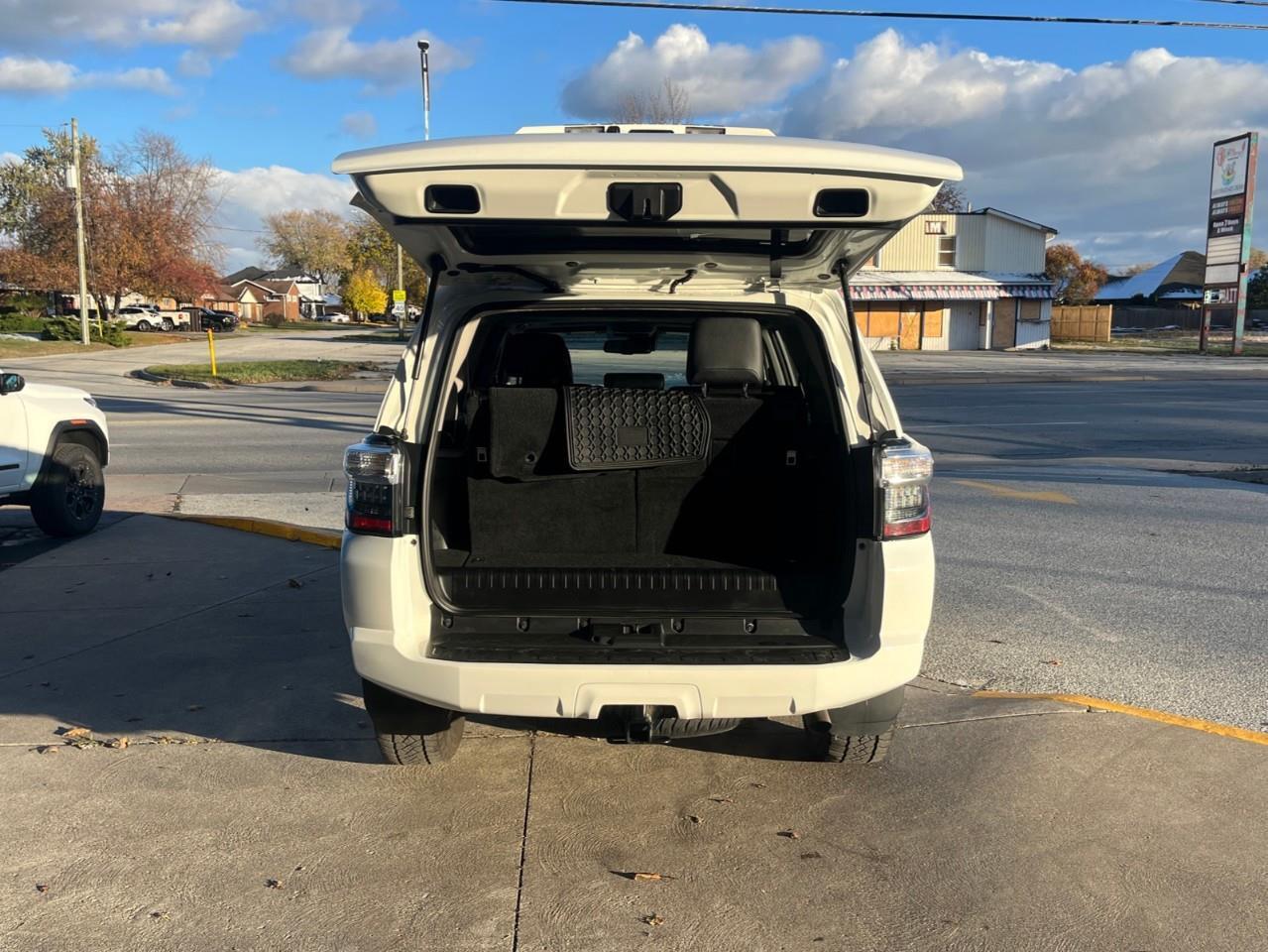 2024 Toyota 4Runner BASE SR5 7PASS LEATHER AND SUNROOF Photo