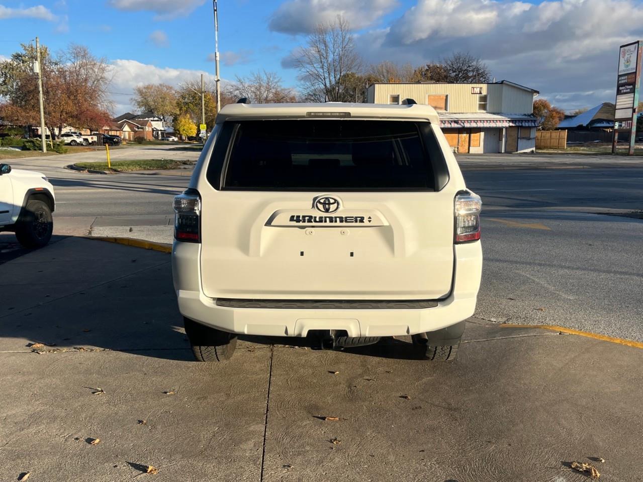 2024 Toyota 4Runner BASE SR5 7PASS LEATHER AND SUNROOF Photo