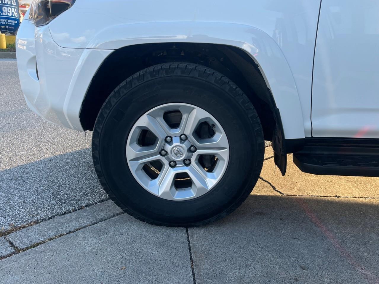 2024 Toyota 4Runner BASE SR5 7PASS LEATHER AND SUNROOF Photo