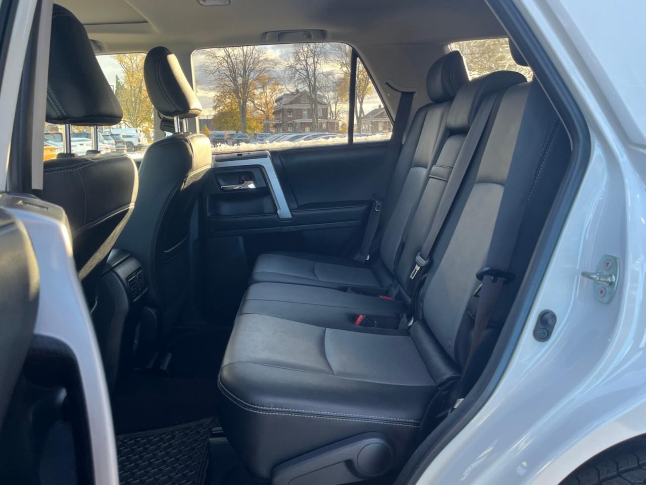 2024 Toyota 4Runner BASE SR5 7PASS LEATHER AND SUNROOF Photo