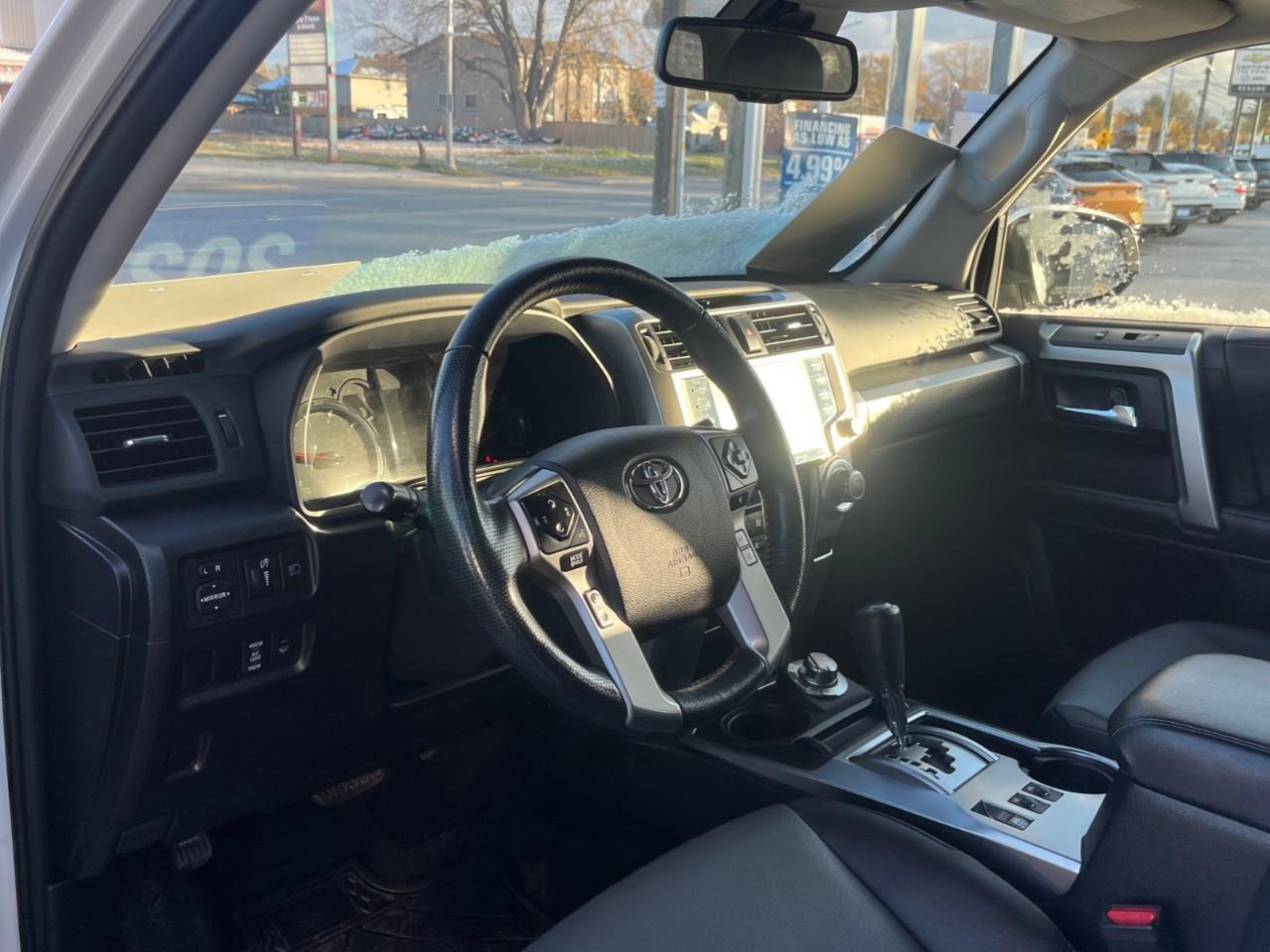 2024 Toyota 4Runner BASE SR5 7PASS LEATHER AND SUNROOF Photo