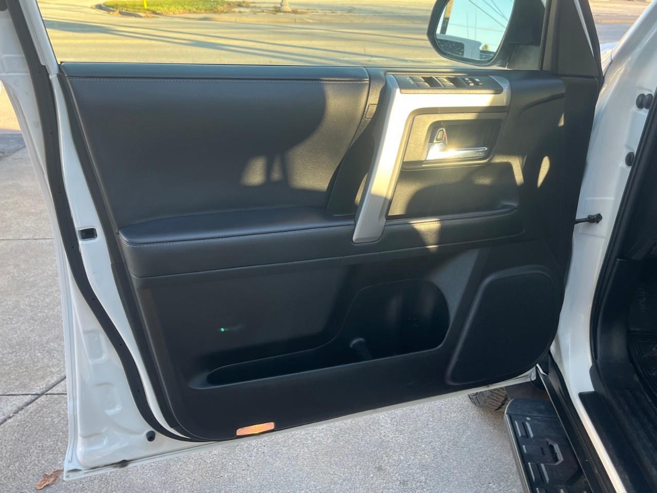 2024 Toyota 4Runner BASE SR5 7PASS LEATHER AND SUNROOF Photo