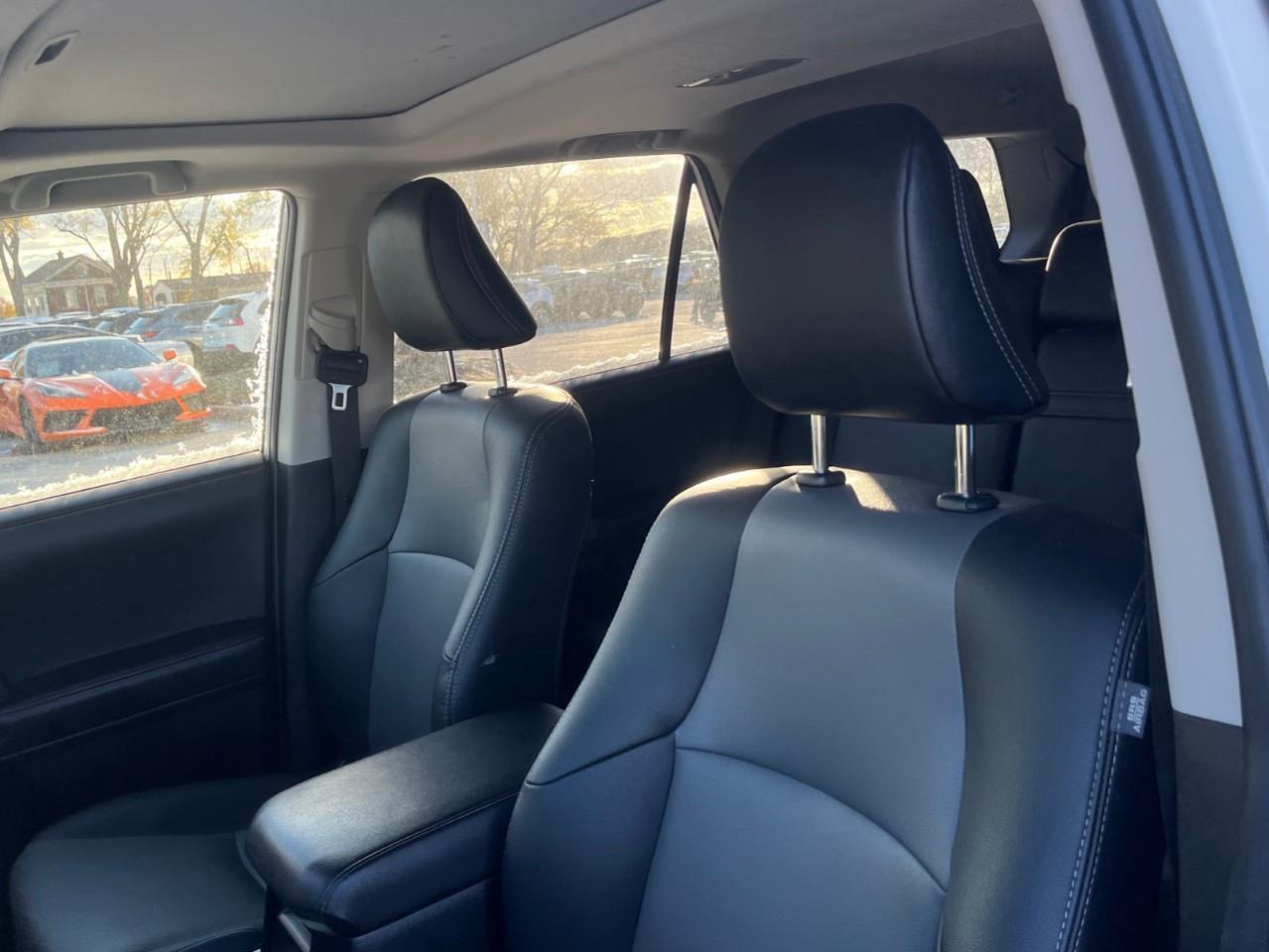 2024 Toyota 4Runner BASE SR5 7PASS LEATHER AND SUNROOF Photo