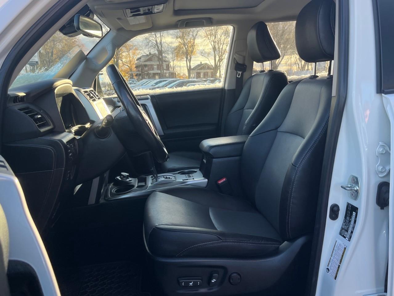 2024 Toyota 4Runner BASE SR5 7PASS LEATHER AND SUNROOF Photo