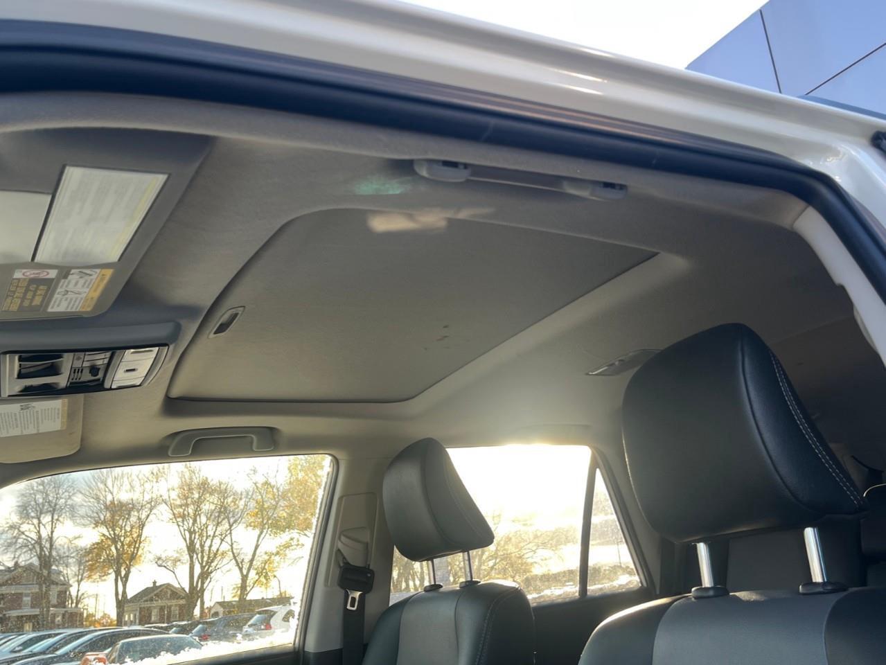 2024 Toyota 4Runner BASE SR5 7PASS LEATHER AND SUNROOF Photo