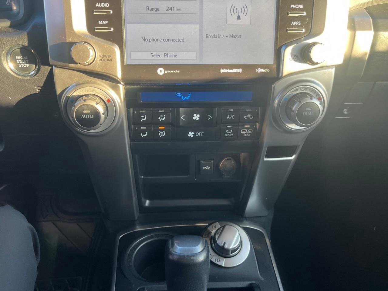 2024 Toyota 4Runner BASE SR5 7PASS LEATHER AND SUNROOF Photo