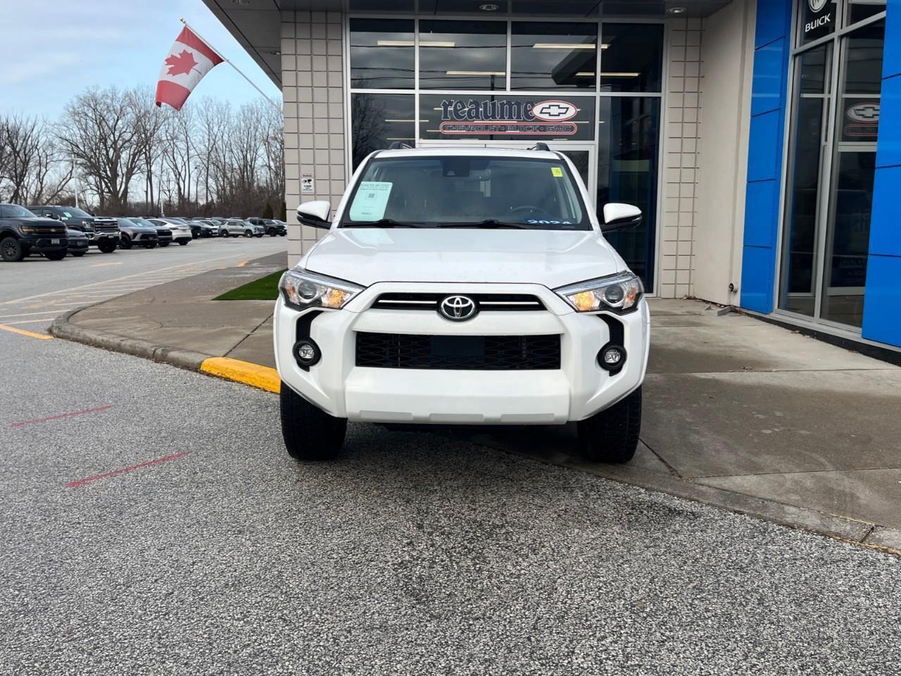 2024 Toyota 4Runner BASE SR5 7PASS LEATHER AND SUNROOF Photo