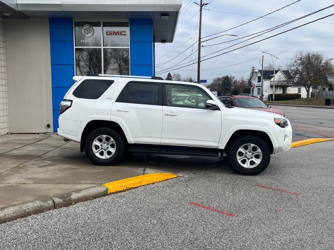 2024 Toyota 4Runner BASE SR5 7PASS LEATHER AND SUNROOF Photo3