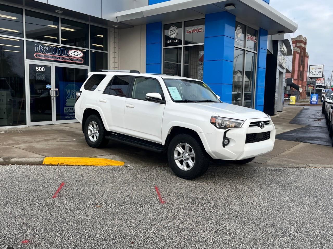 2024 Toyota 4Runner BASE SR5 7PASS LEATHER AND SUNROOF Photo