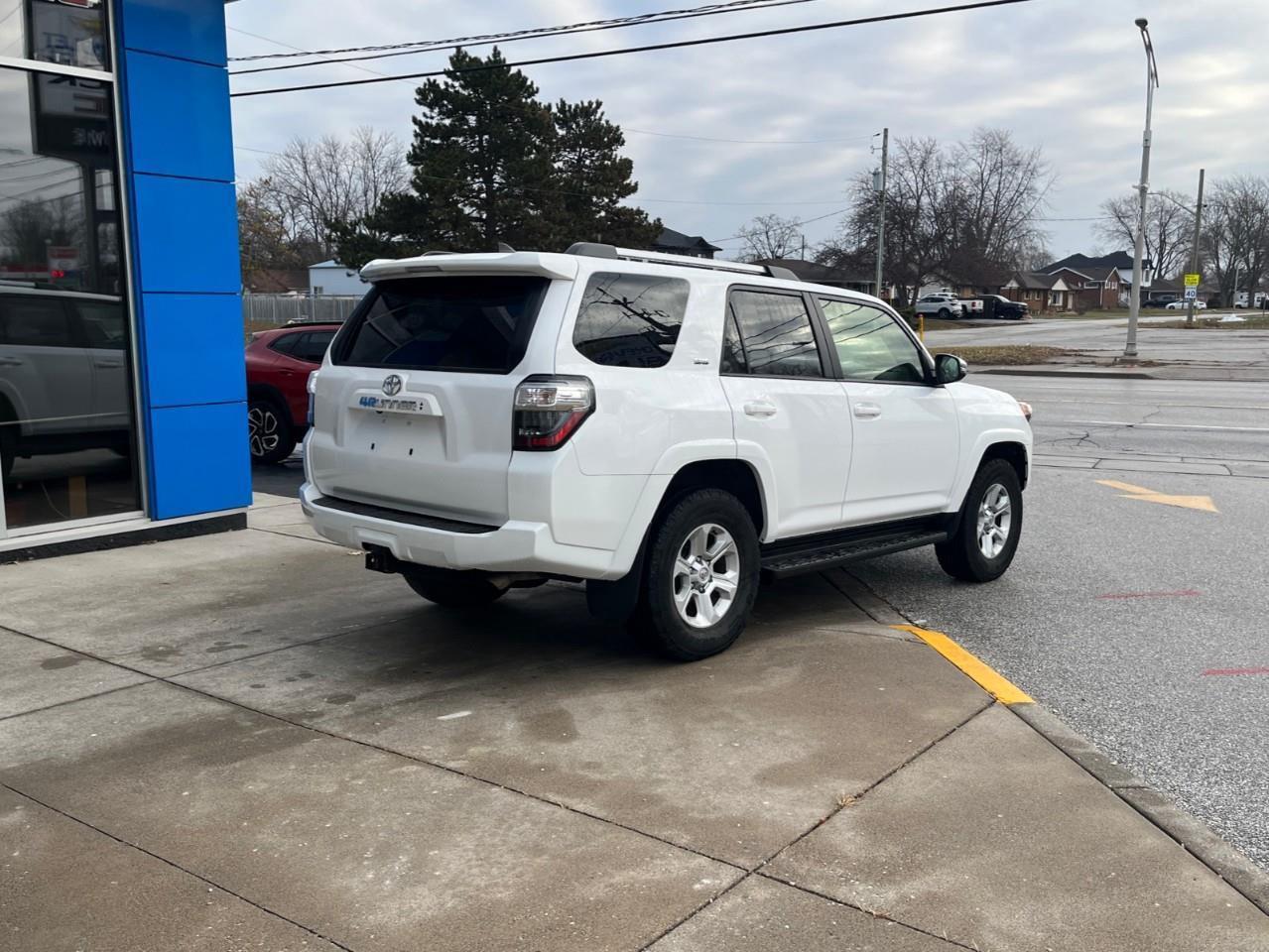 2024 Toyota 4Runner BASE SR5 7PASS LEATHER AND SUNROOF Photo