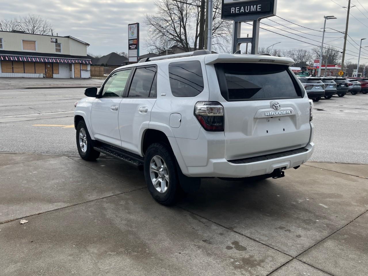 2024 Toyota 4Runner BASE SR5 7PASS LEATHER AND SUNROOF Photo