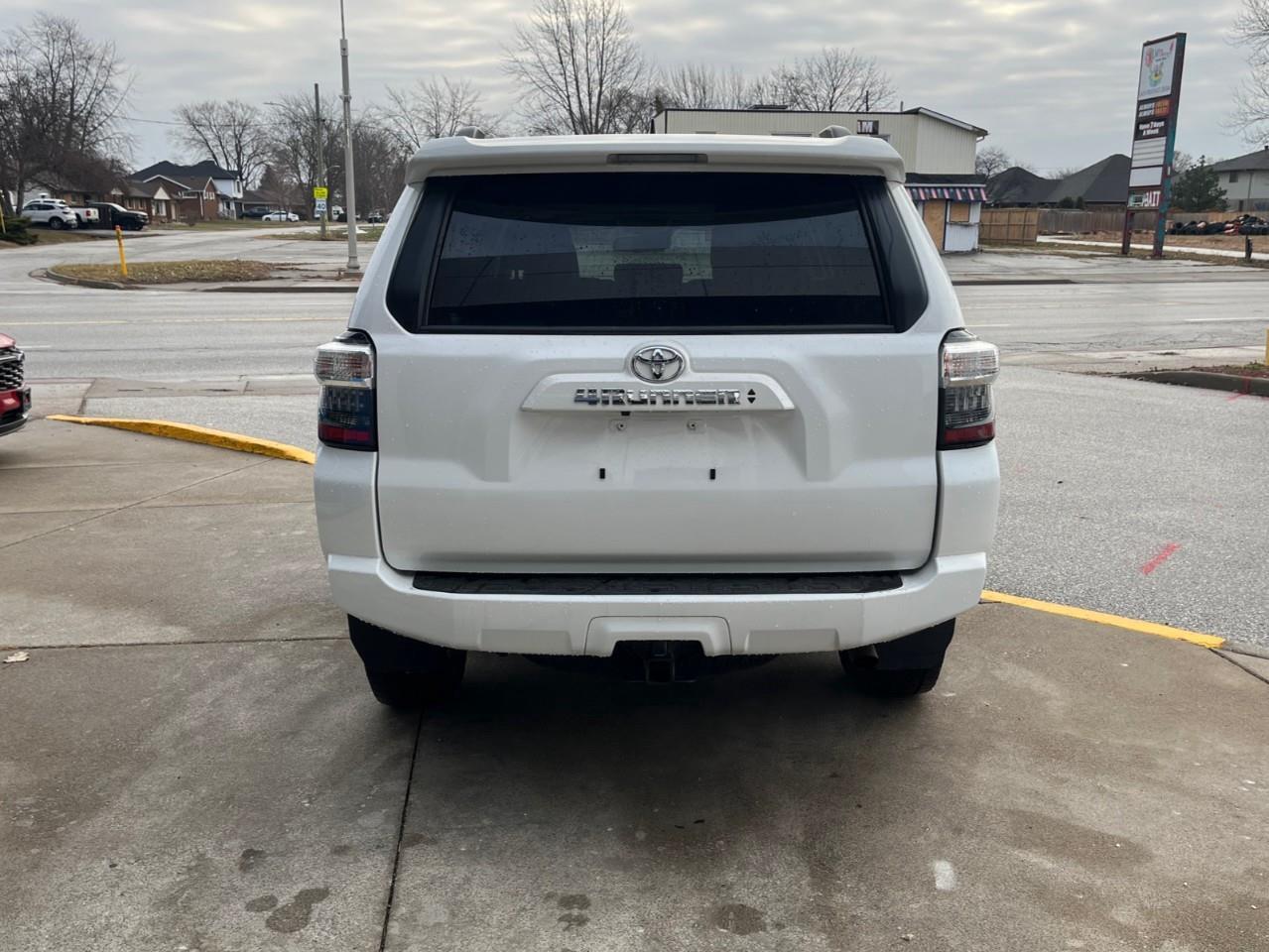 2024 Toyota 4Runner BASE SR5 7PASS LEATHER AND SUNROOF Photo