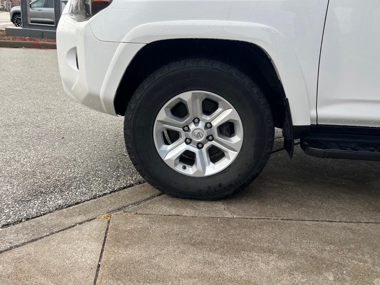 2024 Toyota 4Runner BASE SR5 7PASS LEATHER AND SUNROOF Photo