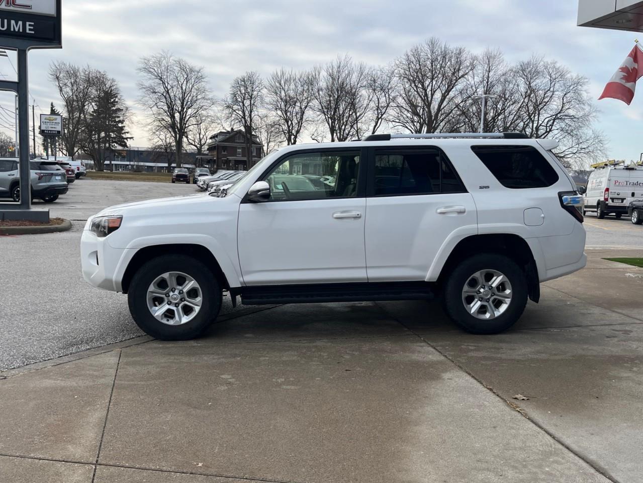 2024 Toyota 4Runner BASE SR5 7PASS LEATHER AND SUNROOF Photo