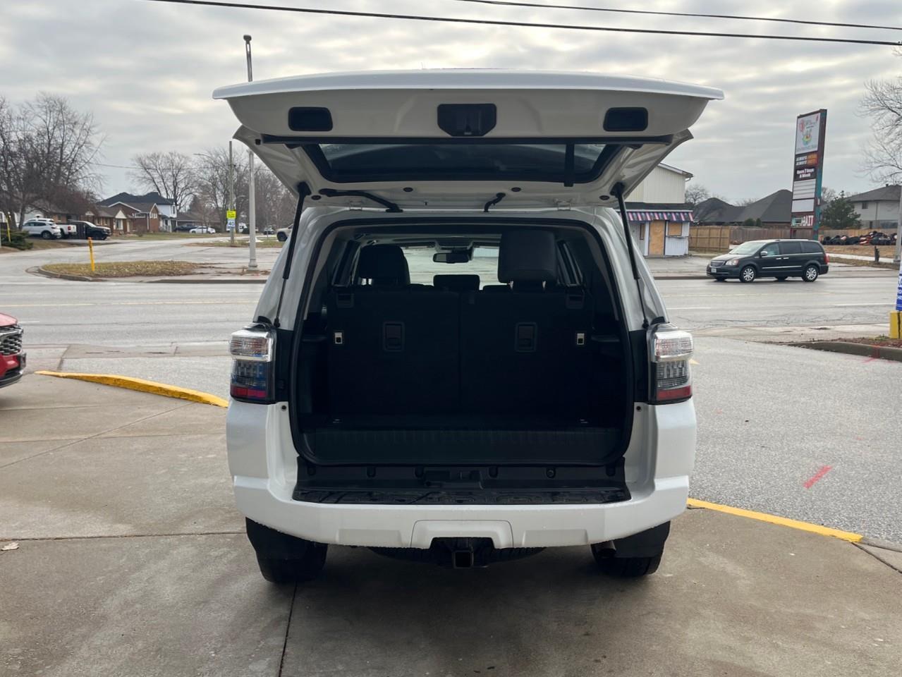 2024 Toyota 4Runner BASE SR5 7PASS LEATHER AND SUNROOF Photo