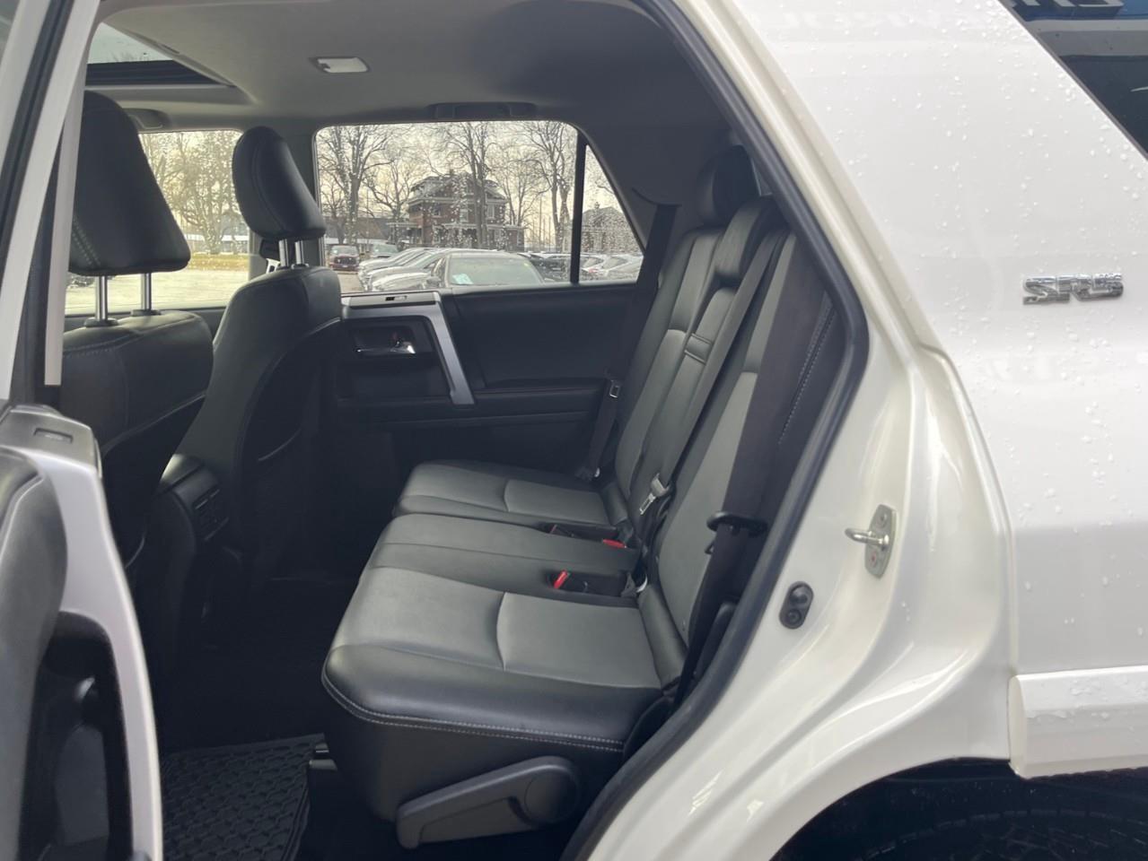 2024 Toyota 4Runner BASE SR5 7PASS LEATHER AND SUNROOF Photo