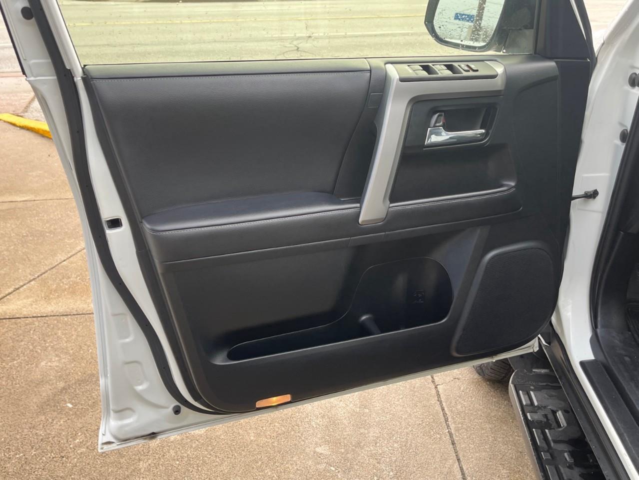 2024 Toyota 4Runner BASE SR5 7PASS LEATHER AND SUNROOF Photo