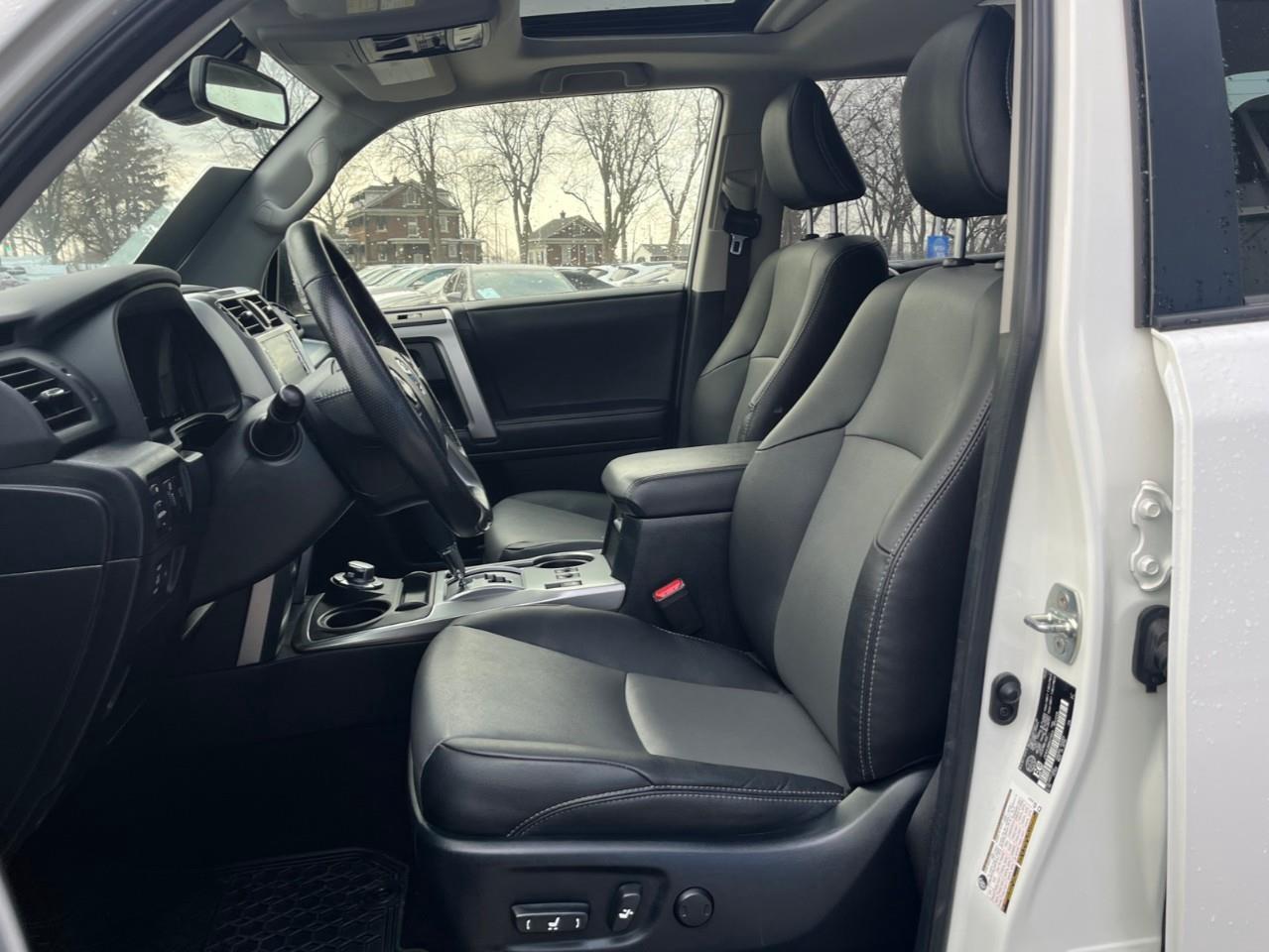 2024 Toyota 4Runner BASE SR5 7PASS LEATHER AND SUNROOF Photo