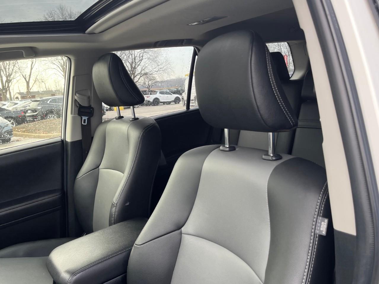 2024 Toyota 4Runner BASE SR5 7PASS LEATHER AND SUNROOF Photo