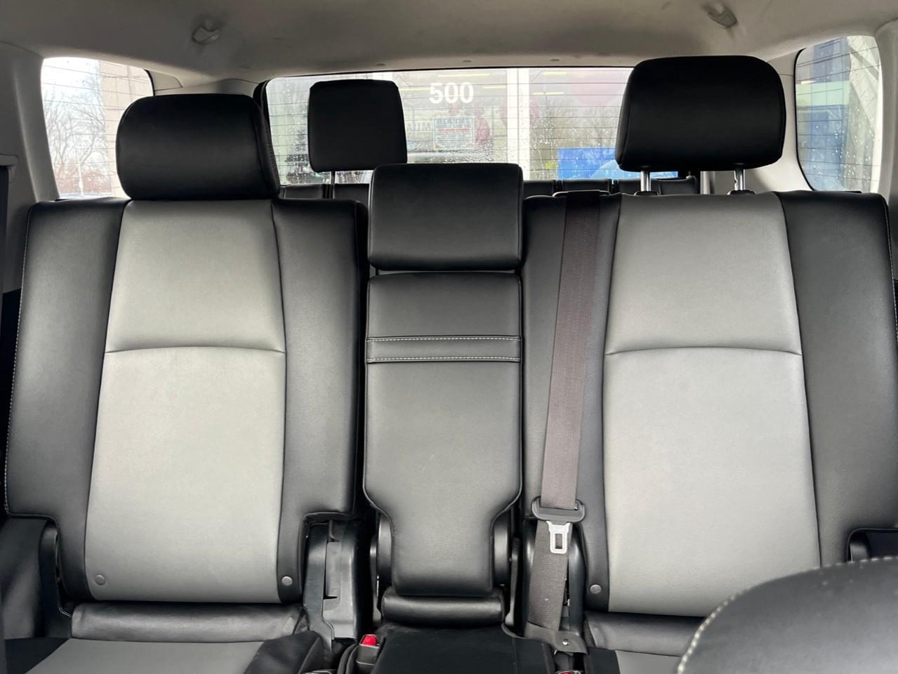 2024 Toyota 4Runner BASE SR5 7PASS LEATHER AND SUNROOF Photo