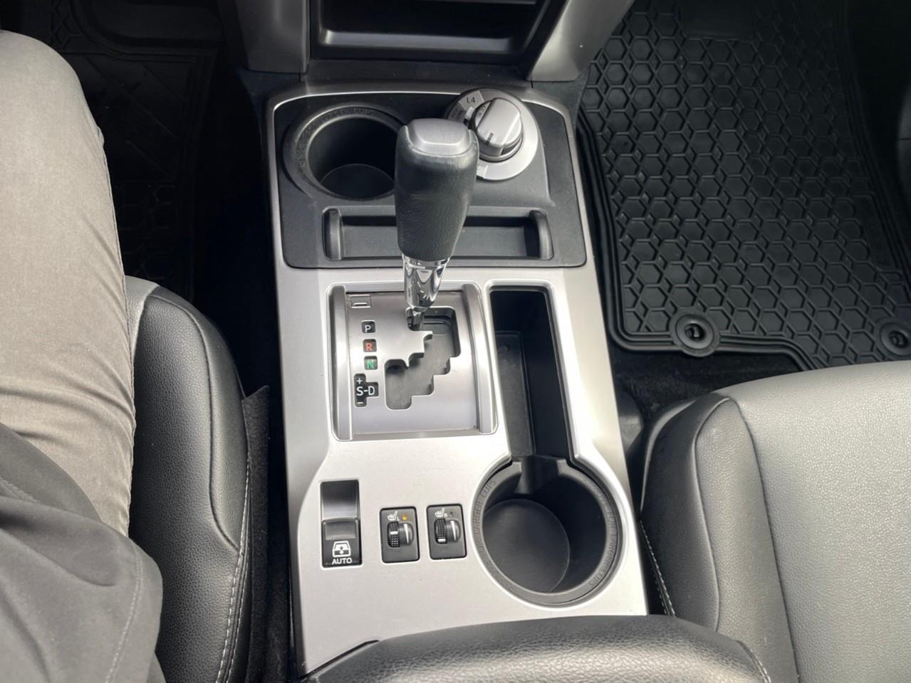 2024 Toyota 4Runner BASE SR5 7PASS LEATHER AND SUNROOF Photo