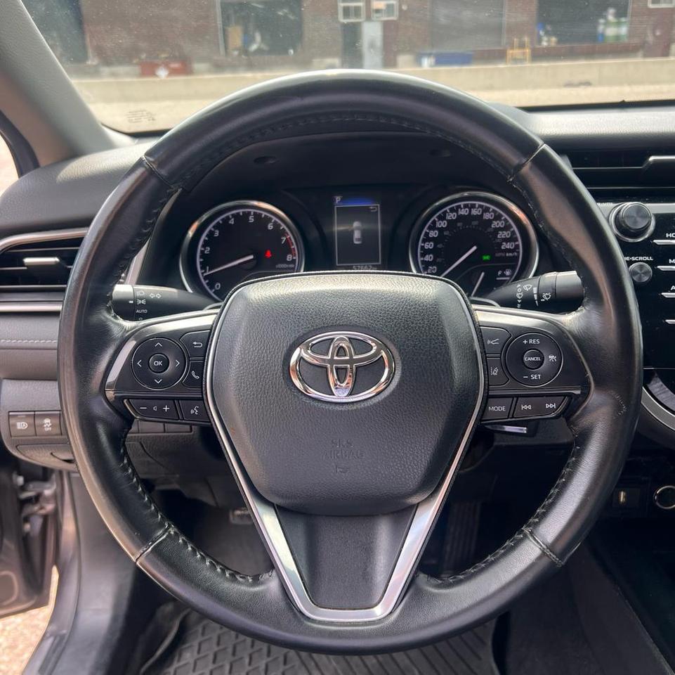 2020 Toyota Camry SE, BACKUP CAM, LANE ASSIST, LEATHER SEATS Photo