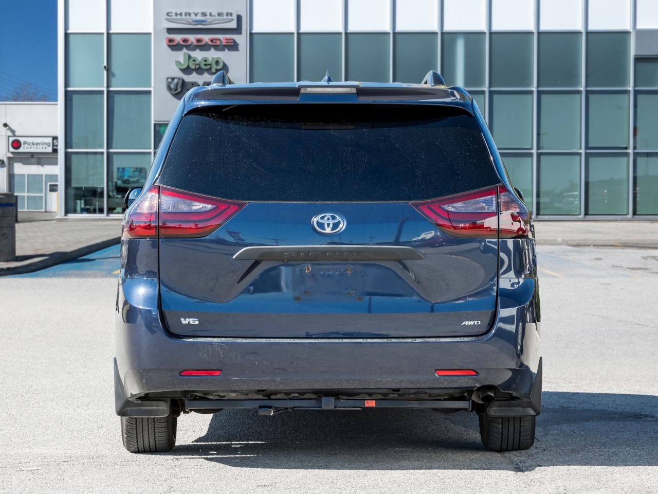 2018 Toyota Sienna LE 7-Passenger AWD Photo