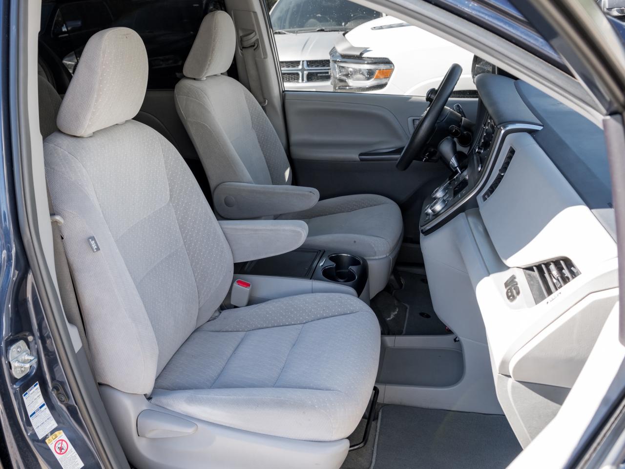2018 Toyota Sienna LE 7-Passenger AWD Photo