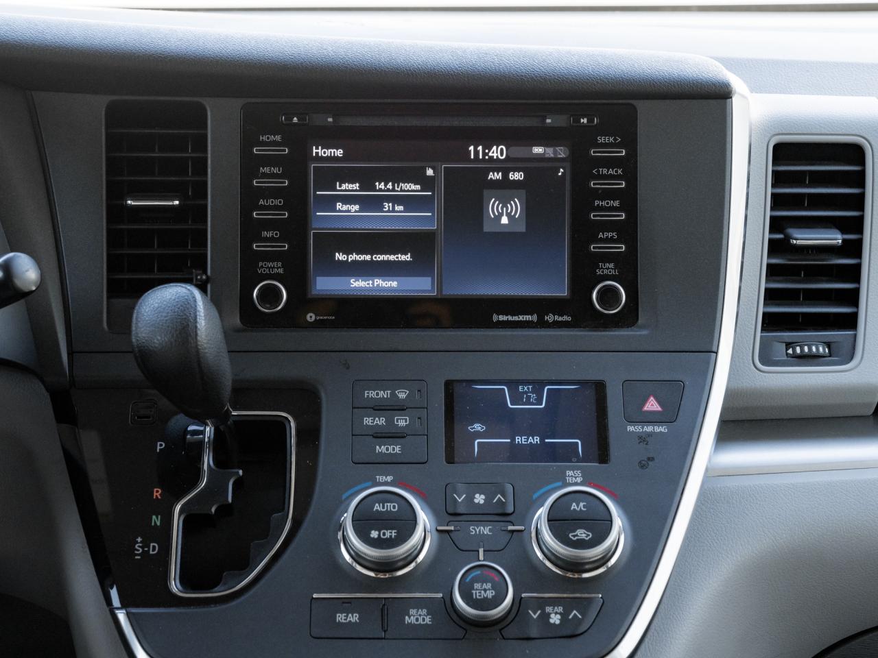 2018 Toyota Sienna LE 7-Passenger AWD Photo