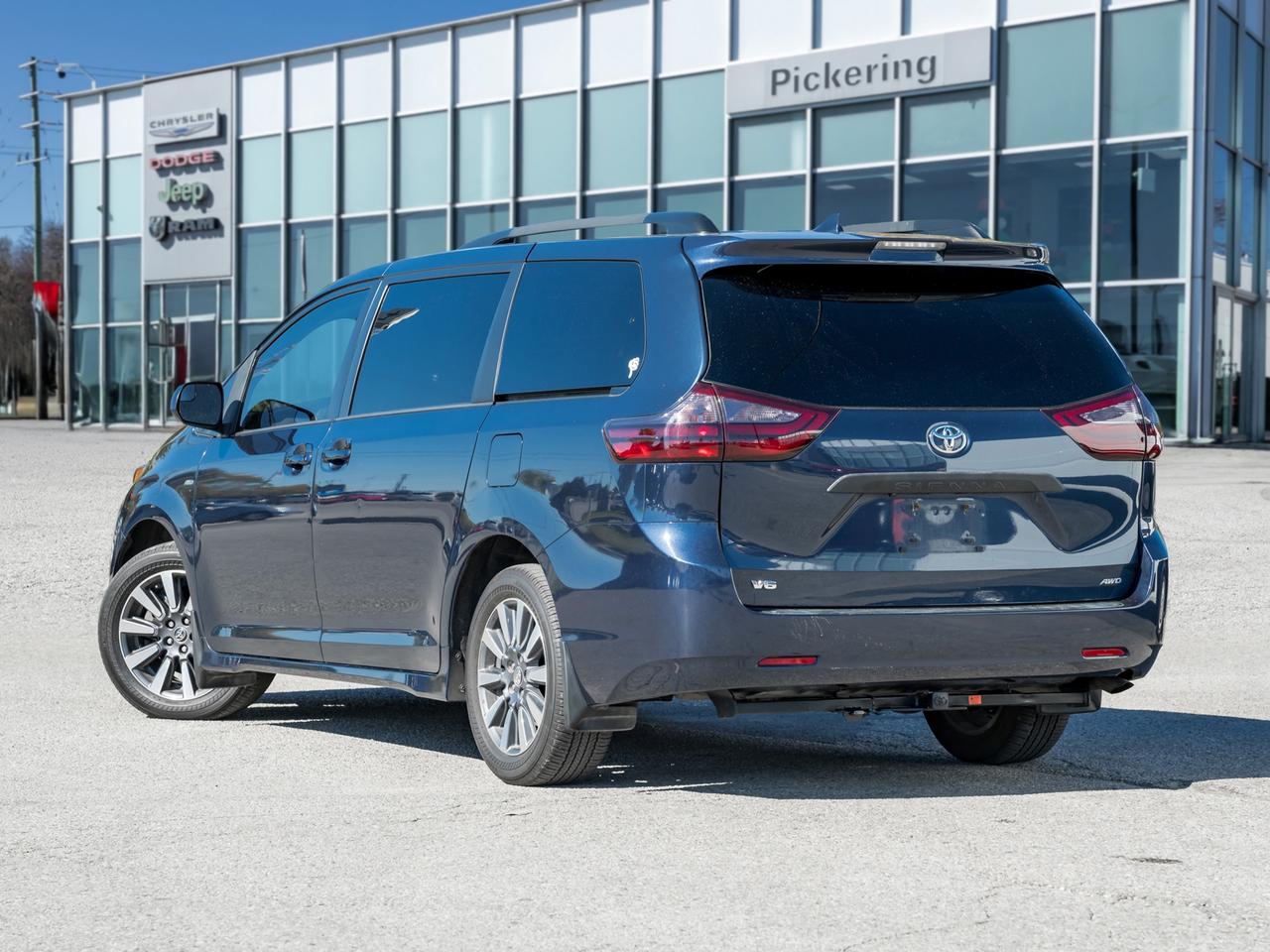 2018 Toyota Sienna LE 7-Passenger AWD Photo4