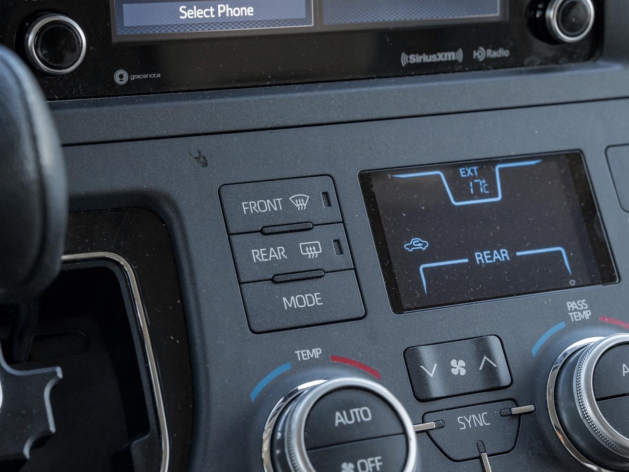 2018 Toyota Sienna LE 7-Passenger AWD Photo